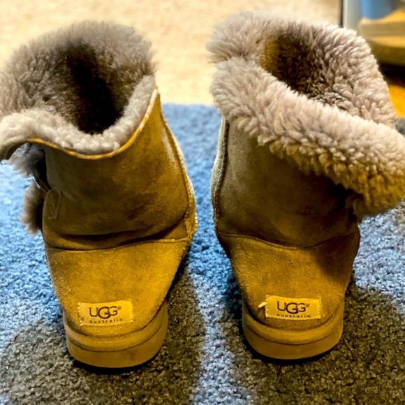 Women’s grey ugg boots - Picture 2 of 4